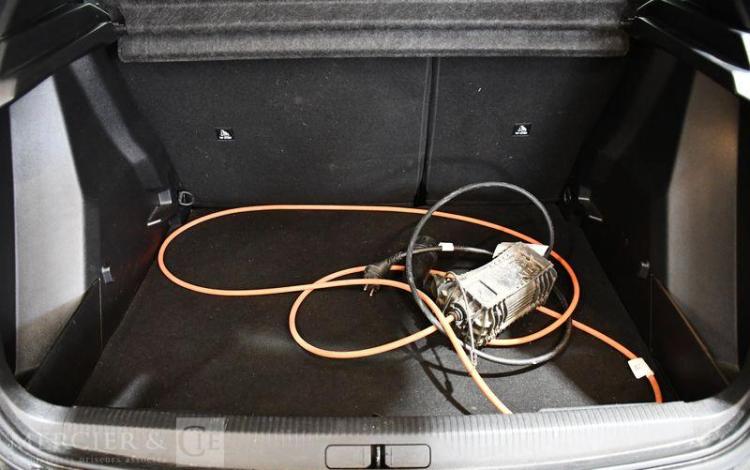 PEUGEOT e-2008 GRIS GV-084-YQ