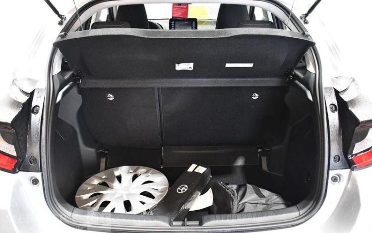 TOYOTA YARIS GRIS HB-714-HD