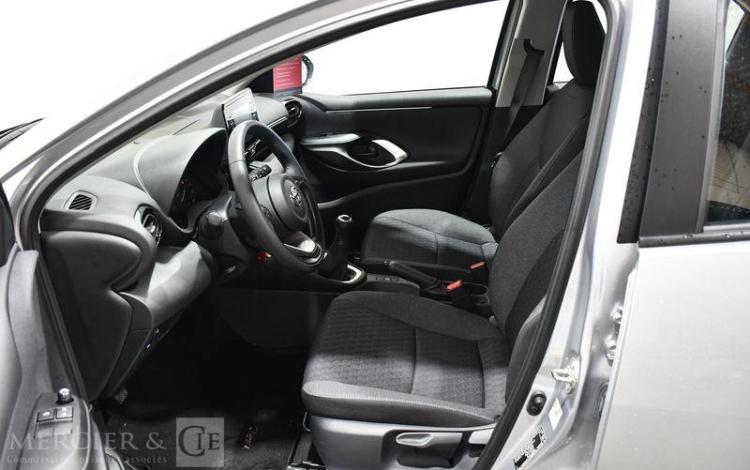 TOYOTA YARIS GRIS HB-714-HD