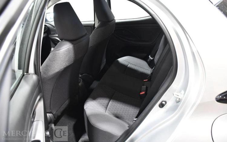 TOYOTA YARIS GRIS HB-714-HD