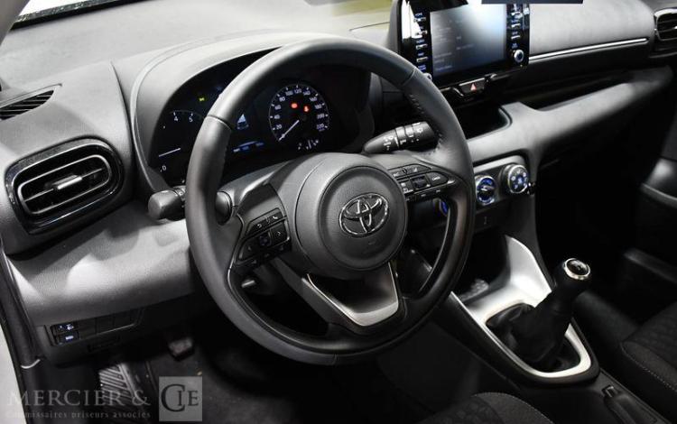 TOYOTA YARIS GRIS HB-714-HD