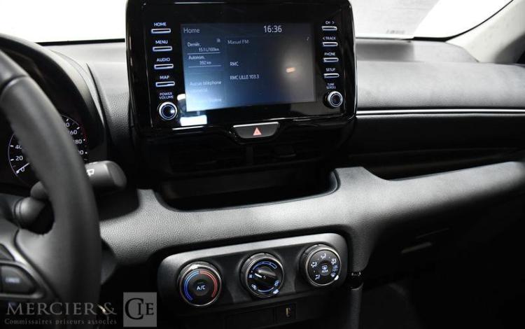 TOYOTA YARIS GRIS HB-714-HD