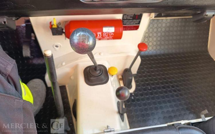 LAND ROVER LAND 88 2.2 Break  74CV – ESSENCE – 57138 KMS – ANNEE 1979 BLANC HJ-147-BT