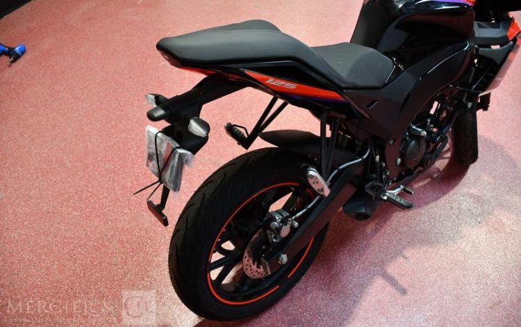 APPRILIA MOTO TUONO 125 NOIRE/ROUGE 4511