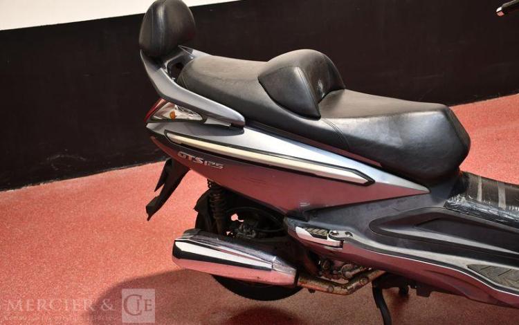 SYM SCOOTER POUR PIECES AVEC CARTE GRISE NON ROULANT  AK-384-BZ