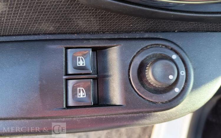 RENAULT CLIO IV 0.9 TCE 90 ENERGY ZEN EQUIPE GAZ – 138421 KMS – ANNEE 2013 BLANC DB-861-MH