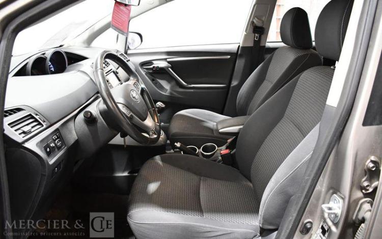 TOYOTA COROLLA VERSO GRIS DQ-734-JP