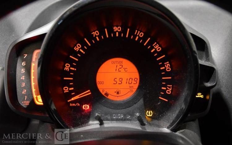 TOYOTA AYGO 1,0 VVTI 70 X-PLAY BLANC ED-045-RB