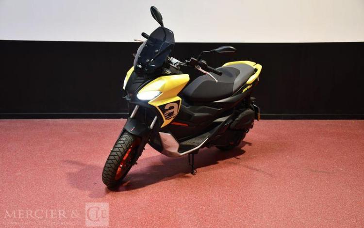 APPRILIA MOTO SRGT 125 JAUNE GN-391-HH