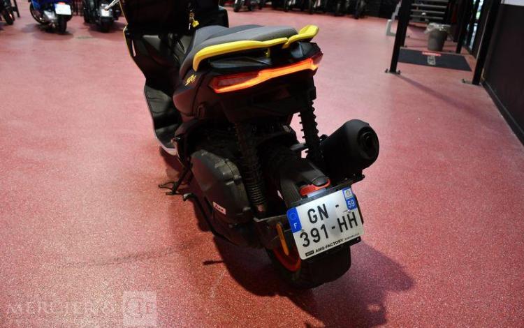 APPRILIA MOTO SRGT 125 JAUNE GN-391-HH