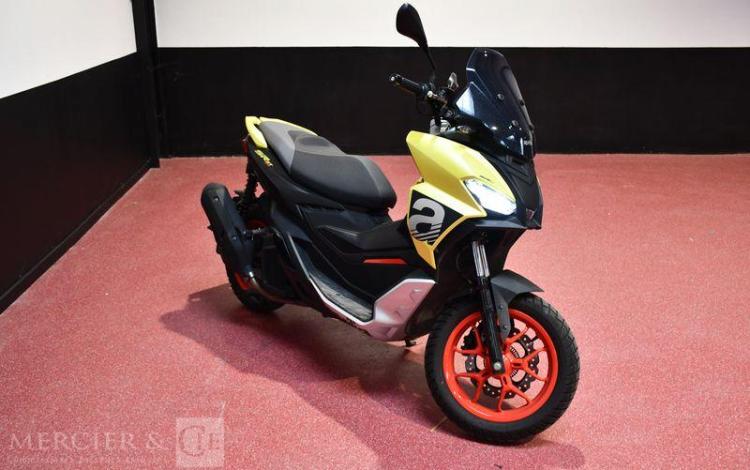 APPRILIA MOTO SRGT 125 JAUNE GN-391-HH