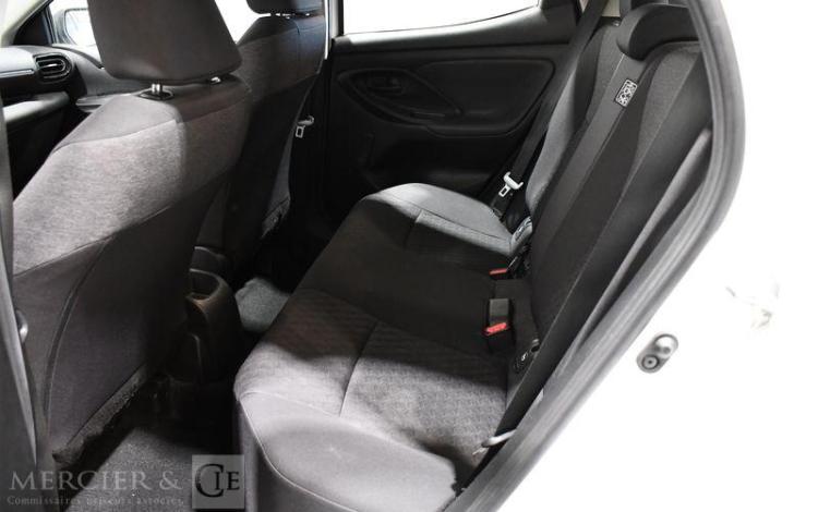 TOYOTA YARIS A,E BLANC GR-496-NQ
