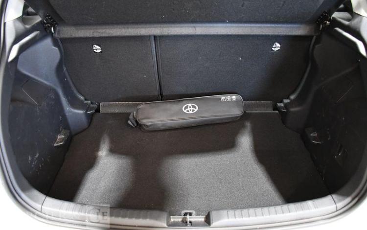 TOYOTA YARIS A,E BLANC GX-729-PN