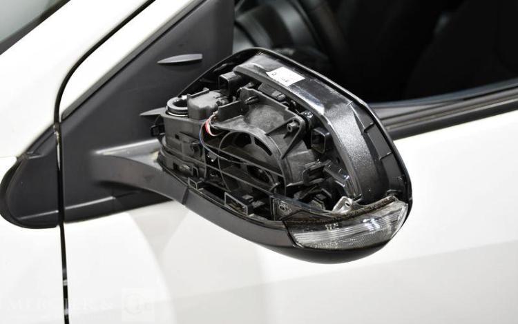 TOYOTA YARIS A,E BLANC GX-729-PN
