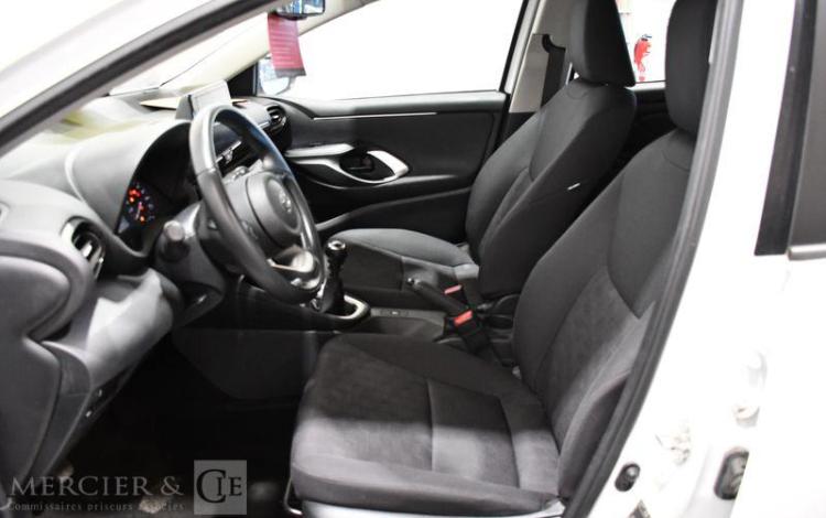 TOYOTA YARIS A,E BLANC GX-808-PN