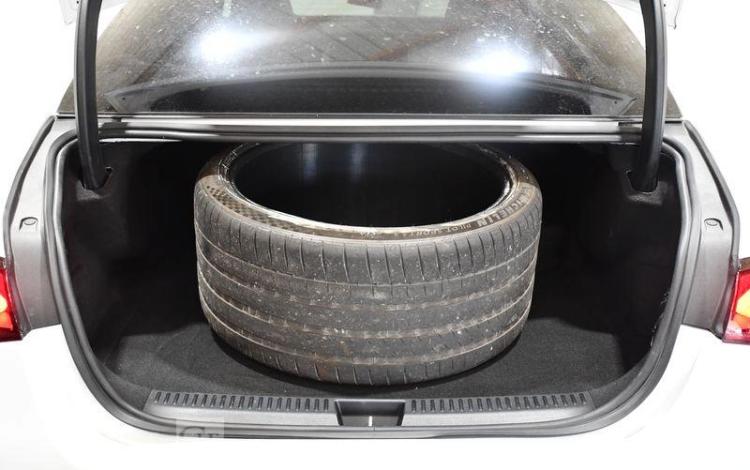 MERCEDES CLASSE E BREAK BLANC HG-020-ZD