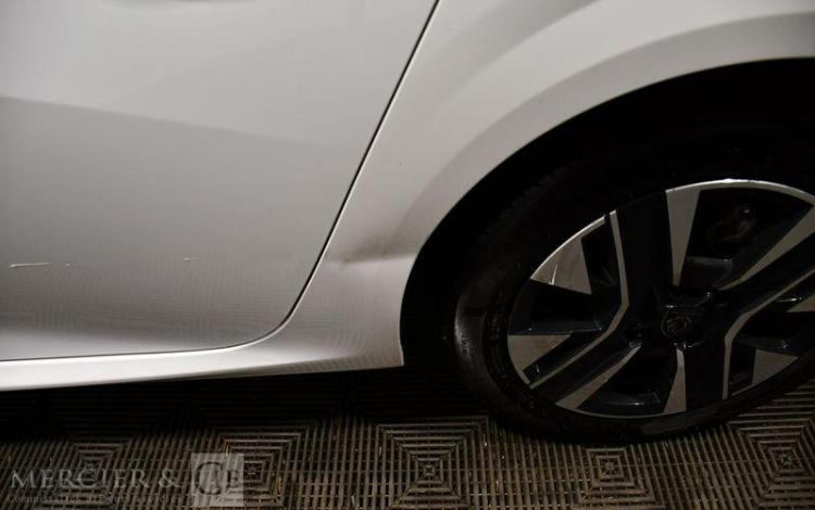 PEUGEOT 208 1.2 PURETECH 100ch ALLURE exportation impossible BLANC MK6295