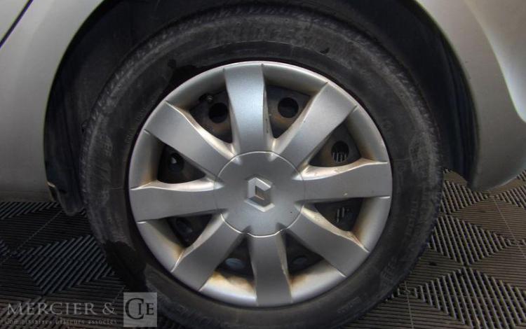 RENAULT CLIO 1.5 DCI 90CH DYNAMIQUE TOMTOM GRIS BH-713-AW