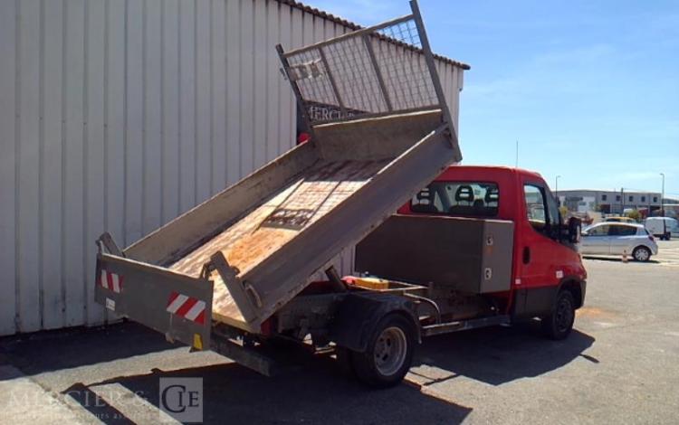 IVECO 35-130  BENNE SIMPLE CABINE COFFRE AN2016 ROUGE EC-475-QG
