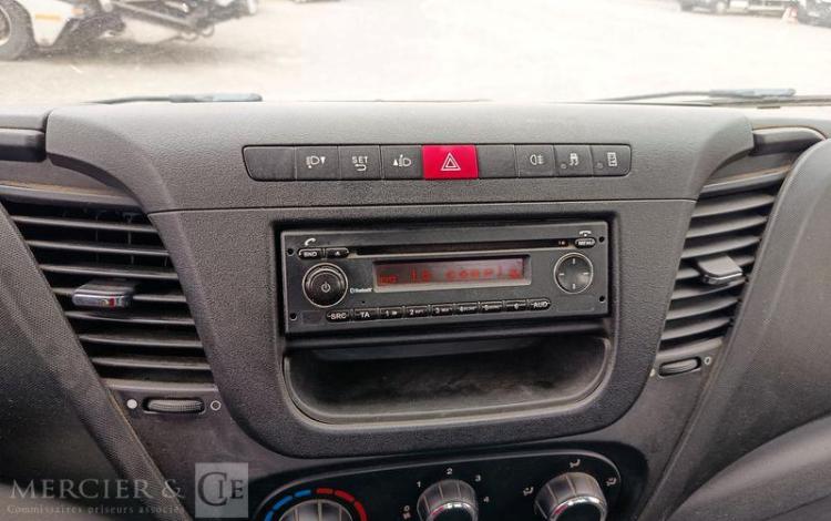IVECO IS35 BENNE SIMPLE CABINE COFFRE IVECO 35C13  EC-943-PB