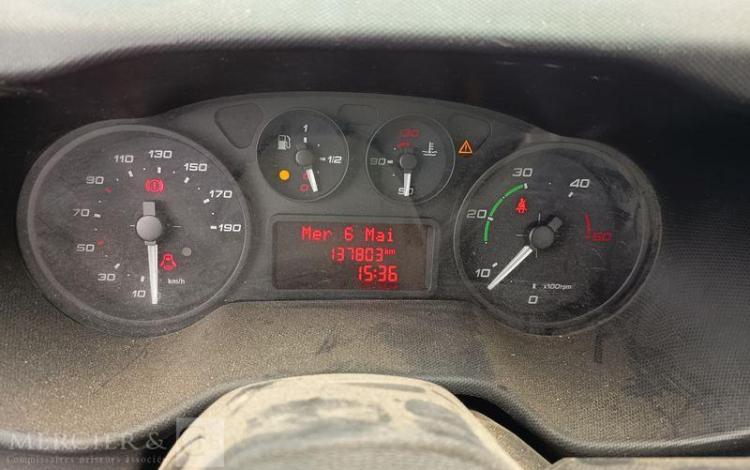 IVECO IS35 BENNE SIMPLE CABINE COFFRE IVECO 35C13  EC-943-PB