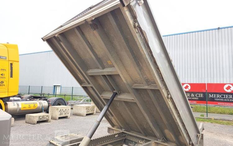 IVECO IS35 BENNE SIMPLE CABINE COFFRE IVECO 35C13  EC-943-PB