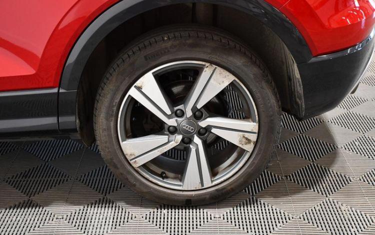 AUDI Q2 2,0 40 TDI 190 DESIGN LUXE QUATTRO S-TRONIC ROUGE EJ-895-XD