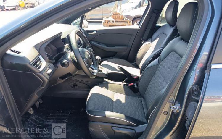 RENAULT CLIO V 5 Portes 1.0 TCe 12V S&S 90 cv – ESSENCE – 52595 KMS – ANNEE GRIS GN-410-ER