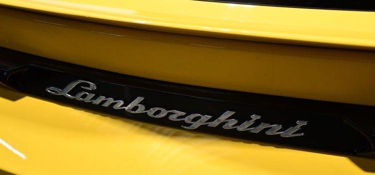 LAMBORGHINI URUS 4,0 V8 BITURBO BASE JAUNE GT-358-TA