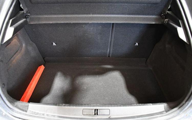 PEUGEOT 208 A,E GRIS HC-157-LN