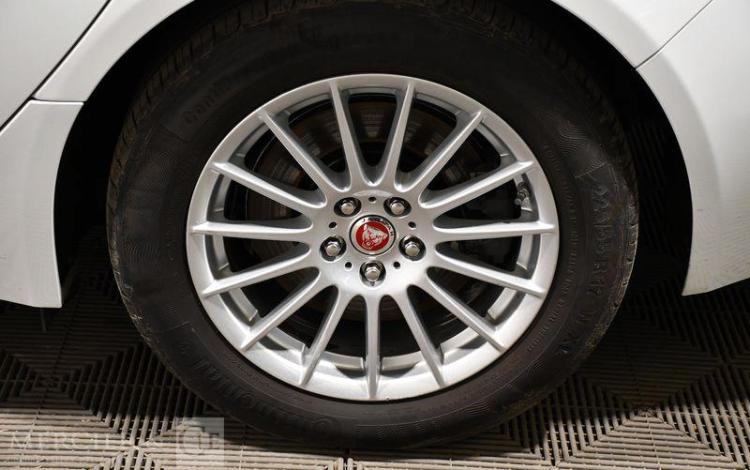 JAGUAR XF 2,0 D180 PRESTIGE BVA BLANC FA-001-MA