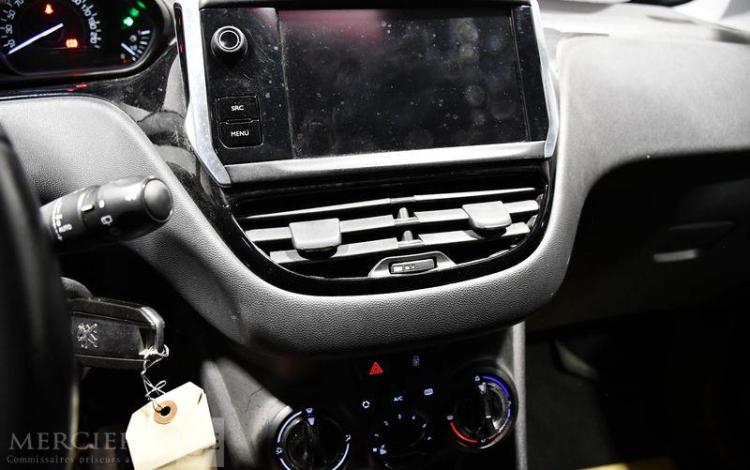 PEUGEOT 208 1.2 PURETECH 80ch SIGNATURE GRIS FD-627-GP